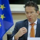 El presidente del Eurogrupo, Jeroen Dijsselbloem,  interviene ante la Comisón de Asuntos Económicos y Monetarios de la Eurocámara  en Bruselas.-EFE /OLIVIER HOSLET