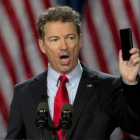 Rand Paul muestra un teléfono móbil para protestar contra el espionaje de la NSA a los ciudadanos estadounidenses.-Foto: AP
