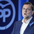 El líder del PP y presidente del Gobierno en funciones tilda el acuerdo PSOE-C's de "un torpedo en la línea de flotación" de la recuperación.-EFE