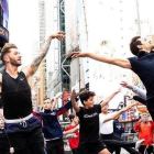 Bailarines en Times Square.-INSTAGRAM