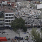 Los servicios de rescate buscan supervivientes atrapados en un edificio hundido tras el seísmo, en Roma Norte, barriada de Ciudad de México, el 20 de septiembre-AP / REBECCA BLACKWELL
