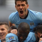 El central argentino Martín Demichelis celebra un gol con el Manchester City.-PETER POWELL / EFE