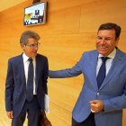 José María Pino, junto a Carlos Fernández Carriedo, portavoz del PP, antes de comparecer en la comisión.-ICAL