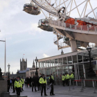 Agentes de policía, frente al London Eye, donde cientos de personas quedaron atrapadas durante el atentado.-EDDIE KEOGH