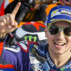 Jorge Lorenzo (Yamaha) celebra su 'pole position' de hoy en Cheste (Valencia).-MIGUEL LORENZO