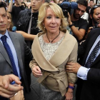La presidenta del PP de Madrid, Esperanza Aguirre, en los juzgados de Plaza Castilla, junto a Beltrán Gutierrez Moliner (derecha).-AGUSTIN CATALÁN