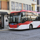 El autobús urbano para en una marquesina de la plaza Ramón y Cajal. VALENTÍN GUISANDE