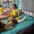 Un paciente indio recibe tratamiento en el Hospital de Siliguri como consecuencia del terremoto de Nepal.-AFP
