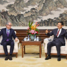 Pablo Isla, izquierda, y el alcalde Pekín, Jining Chen.-