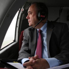 Alex Salmond, durante un vuelo de Aberdeen a Edimburgo, el 16 de septiembre del 2014.-REUTERS / PAUL HACKETT