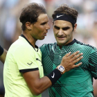 Rafael Nadal y Roger Federer se saludan tras el partido.-LARRY W. SMITH / EFE