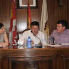 El alcalde Jesús Cedazo, en el centro, junto a Teresa Ágreda, teniente alcalde y el secretario.- VG