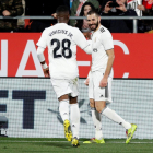 Benzema (d) y Vinicius celebran un gol del Madrid.-X01398