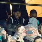 Neymar viendo el partido del PSG - Manchester United desde la grada.-EL PERIÓDICO