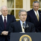 George Bush, flanqueado por el entonces vicepresidente Dick Cheney (izquierda) y el secretario de Estado Colin Powell, en marzo del 2002.-Foto: REUTERS / KEVIN LAMARQUE