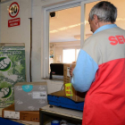 Un operario de la empresa de reparto Seur manejando un paquete en la sede de Soria.-ÁLVARO MARTÍNEZ