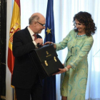 La nueva ministra de Hacienda, María Jesús Montero, recibe la cartera de la que es titular de manos del ministro saliente, Cristóbal Montoro.-EFE