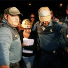 Maite Zaldívar ingresa en prisión escoltada por guardias civiles.-Foto:   JORGE ZAPATA / EFE
