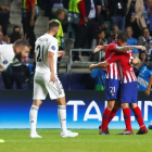 Los jugadores del Real Madrid se lamentan mientras los del Atlético celebran un gol en la Supercopa de Europa.-INTS KALNINS (REUTERS)