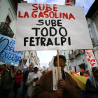 El 75 por ciento de ecuatorianos se ha mostrado descontento con la subida del precio de las gasolinas impulsada por el Gobierno del presidente Lenín Moreno.-EFE