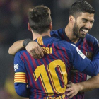 Messi y Suárez festejan un gol en el Camp Nou.-JORDI COTRINA