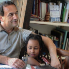 El alcalde de Lucano, Domenico Lucano, con una niña originaria de Etiopía.-MARIO LAPORTA (AFP)