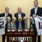 Agentes del FBI y de la policía de Massachusetts posan con las camisetas recuperadas de Tom Brady en el estadio de los Patriots.-AP / FBI