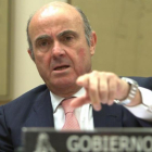 El ministro de Economía, Luis de Guindos, durante una comparecencia en el Congreso.-DAVID CASTRO