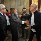Rocío Lucas saluda a miembros de la comunidad educativa en presencia del director, Miguel Ángel Delgado.-MARIO TEJEDOR