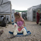 Una niña siria juega en un campo de refugiados griego.-PETROS GIANNAKOURIS (AP)