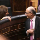 La ministra de Empleo, Fátima Báñez, y el ministro de Hacienda, Cristóbal Montoro, en un pleno del Congreso.-AGUSTÍN CATALÁN