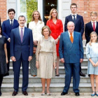 Los integrantes de la Familia Real posan en el almuerzo familiar en el Palacio de la Zarzuela con motivo del 80º aniversario de la reina Sofía.-EFE / FRANCISCO GÓMEZ