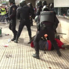 Cargas policiales en Don Benito (Badajoz) con motivo de la manifestación convocada por las organizaciones agrarias, este miércoles.-EUROPA PRESS