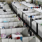 Módulos prefabricados en el viejo aeropuerto berlinés de Tempelhof  para acoger a los refugiados.-AFP / TOBIAS SCHWARZ