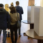 Ciudadanos de la región alemana de Turingia ejercen su derecho a voto en Erfurt.-