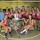 Parte de las jugadoras que viajan hoy a Valladolid para jugar en la Copa de España de categoría juvenil y el cuerpo técnico, con JuanIgnacio Osuna, Juan Francisco Pérez y Silvia García.-VALENTÍN GUISANDE