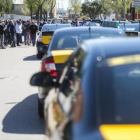 Protesta de taxistas ante la empresa de alquiler de vehículos con conductor Cabify en la Zona Franca, ayer.-JORDI COTRINA
