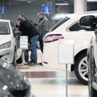 Clientes de un concesionario muestran interés por un modelo a la venta.-Foto: JULIO CARBÓ