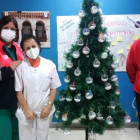 Bolas realizadas por niños de San Esteban decorando el árbol del centro de salud.-A.H.