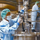Un trabajador de Grifols, en el proceso de producción de Hemoderivados-EL PERIÓDICO
