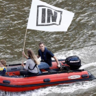 Joe Cox con su marido Brendan y sus dos hijas el miércoles en el Támesis participando en la flotilla por permanecer en la UE.-REUTERS / STEFAN WERMUTH