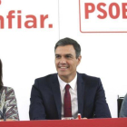 Cristina Narbona, Pedro Sánchez y Adriana Lastra, este lunes en la sede del PSOE.-DAVID CASTRO