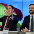 Pablo Casado (derecha) y Teodoro García Egea, en la junta directiva nacional, este lunes.-EFE / VÍCTOR LERENA