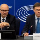 El comisario europeo de Asuntos Económicos, Pierre Moscovici (izquierda), y el vicepresidente del Ejecutivo comunitario para el euro, Valdis Dombrovskis, durante una rueda de prensa en el Parlamento de Estrasburgo.-PATRICK SEEGER (EFE)