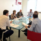 Pedro Sánchez y el equipo negociador del PSOE, reunidos para estudiar la propuesta de Compromís.-PSOE