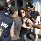 Detención de un participante en la marcha del orgullo gay en Estambul el 25 de junio del 2017.-/ ERDEM SAHIN / EFE