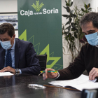 Carlos Martínez y Vicente Gonzalo en la firma del convenio de colaboración. HDS