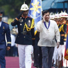 Duterte (derecha) y el jefe de policía de Filipinas, Ronald dela Rosa, durante una ceremonia con motivo del 116 aniversario del servicio policial, en Quezon City, cerca de Manila, el 9 de agosto.-EFE / ROLEX DELA PENA