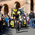 Primoz Roglic, camino de su victoria en la primera etapa del Giro.-AFP