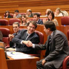 Los procuradores populares aplauden la intervención de su portavoz Carlos Fernández Carriedo-Ical